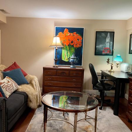Charming 1-Bedroom Basement Close To Dc Pets Allowed アーリントン エクステリア 写真